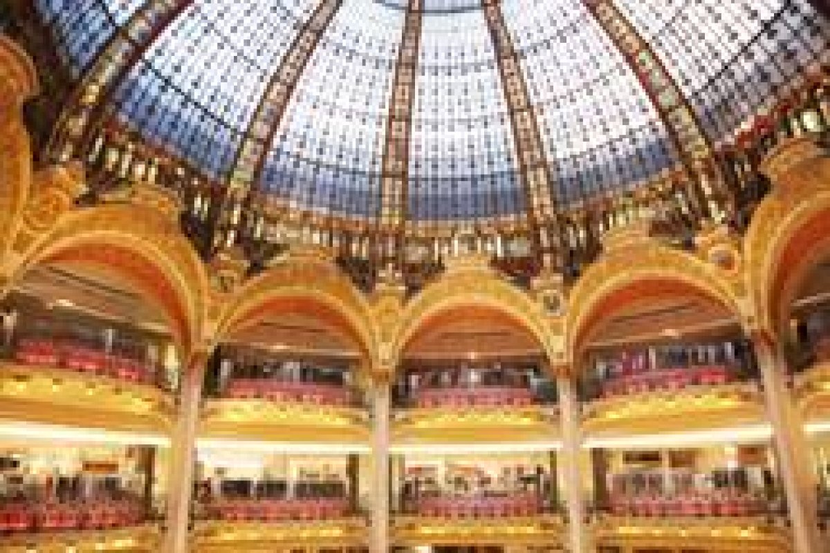 Começou a aguardada liquidação de inverno da Galeries Lafayette Haussmann em Paris com reduções de até 60%! 