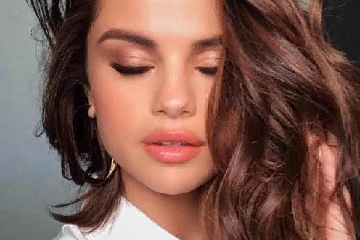 Selena Gomez anuncia sua marca de beleza 