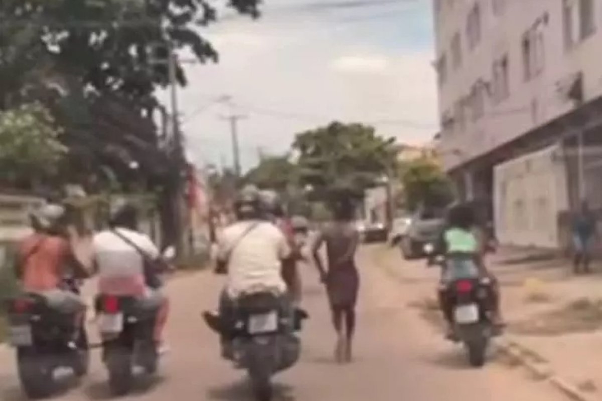 Motoqueiros amarram e puxam pela rua suspeitos de furtar cabos no Rio de Janeiro 