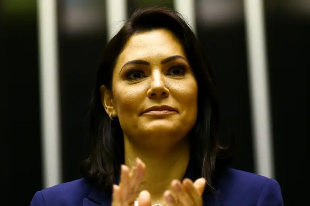  Michelle diz que vai mandar abraço de Bolsonaro a Trump e fala em perseguição do Judiciário