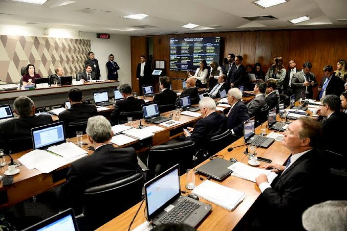 Senado: CCJ vota PEC dos fundos públicos no dia 19