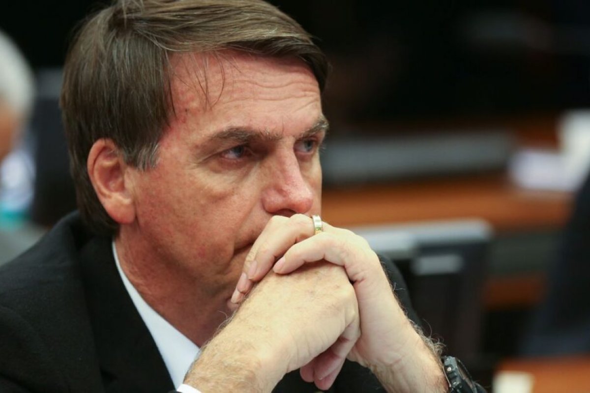 Bolsonaro diz que acorda "com a sensação da PF na porta" todo dia
