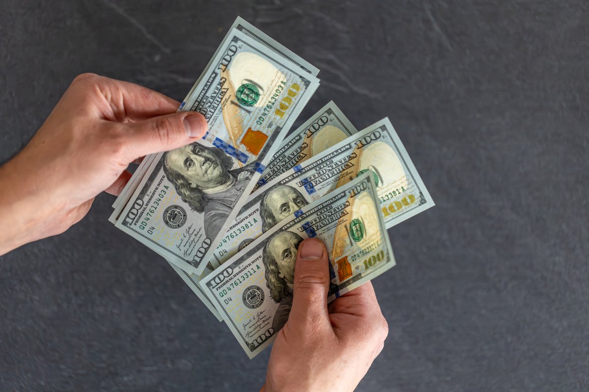 Dólar fecha em R$ 5,92 e registra quarta queda seguida