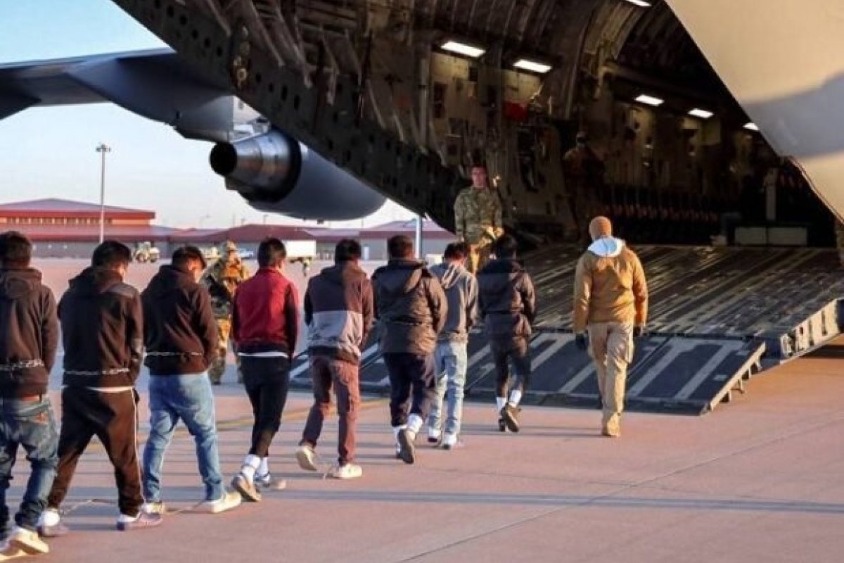 Avião com deportados dos EUA para o Brasil faz parada em Manaus e adia chegada a BH