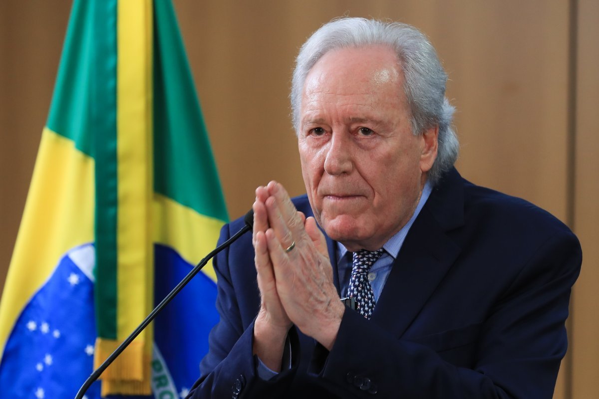 Lewandowski fala em desrespeito dos EUA e ordena retirada de algemas de brasileiros deportados