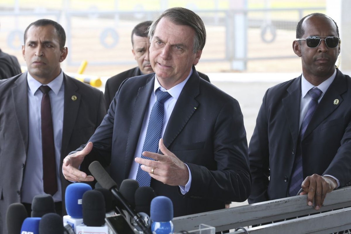 Bolsonaro diz que apenas ministros titulares poderão usar aviões da FAB