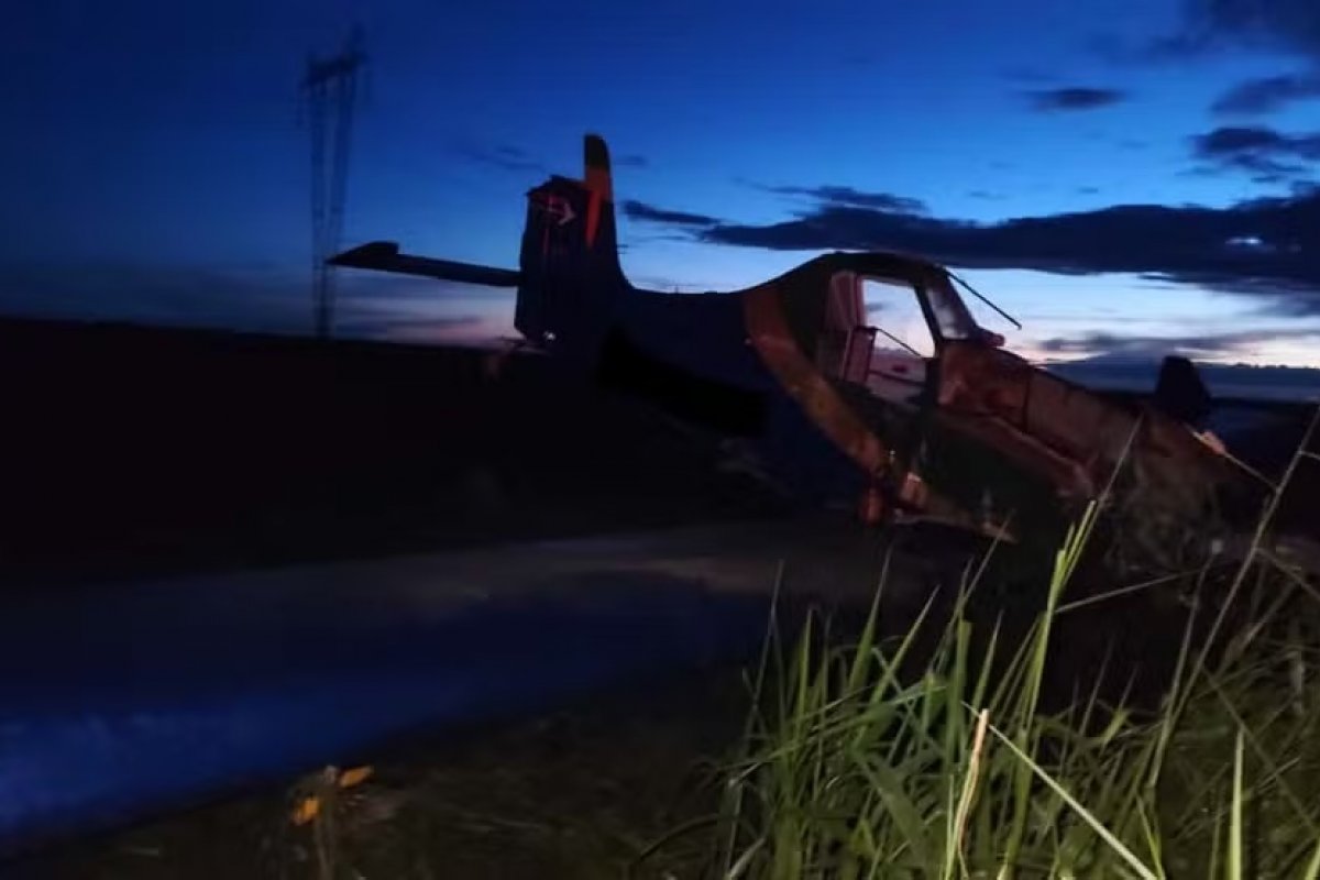 Avião agrícola colide com fiação e cai no oeste da Bahia; piloto fica gravemente ferido 
