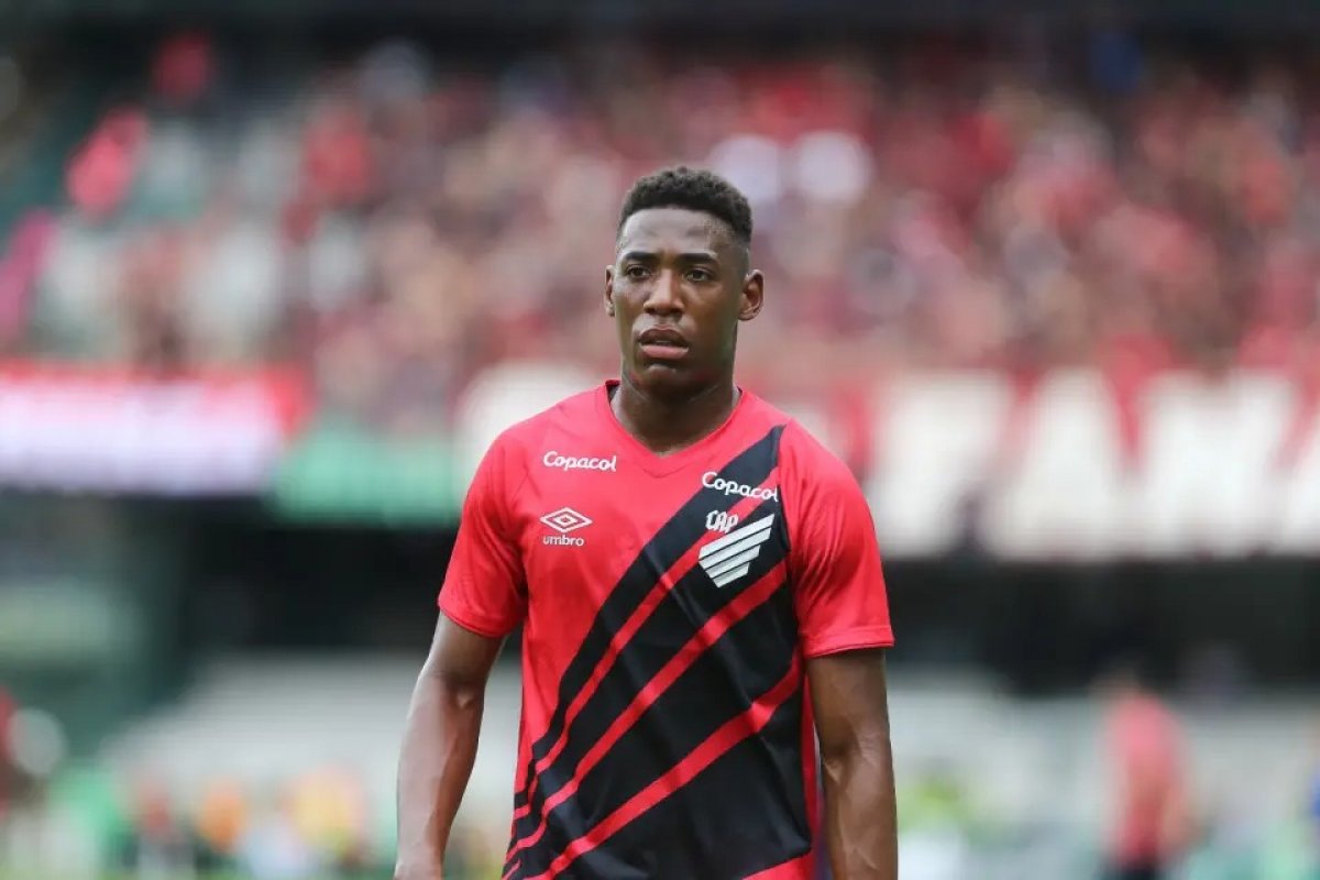 Léo Pelé, zagueiro do Athletico-PR, é vítima de racismo durante clássico contra o Coritiba