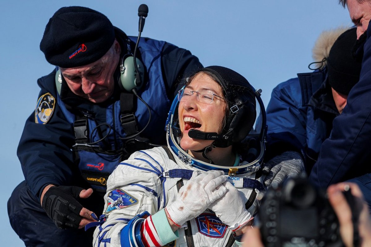 Módulo espacial aterrissa após astronauta americana bater recorde no espaço