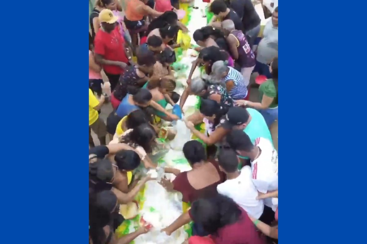 Vídeo: população 'ataca' bolo metro de aniversário de cidade no Maranhão