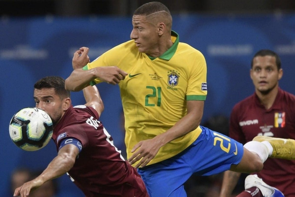 Brasil e Venezuela fazem primeiro tempo sem gols 