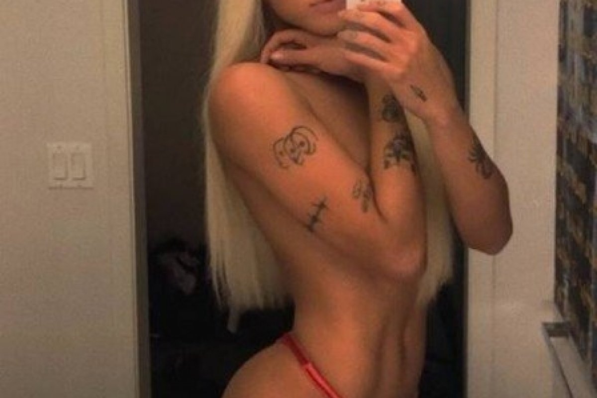 Antes de homenagear a Rainha Elizabeth II, Pabllo Vittar faz selfie de calcinha vermelha 