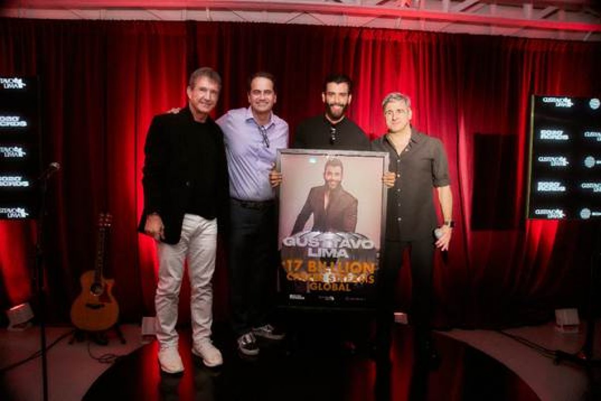 Em Miami, Gusttavo Lima recebe premiação global da Sony Music e anuncia parceria para novas estratégias com Dody Sirena! 