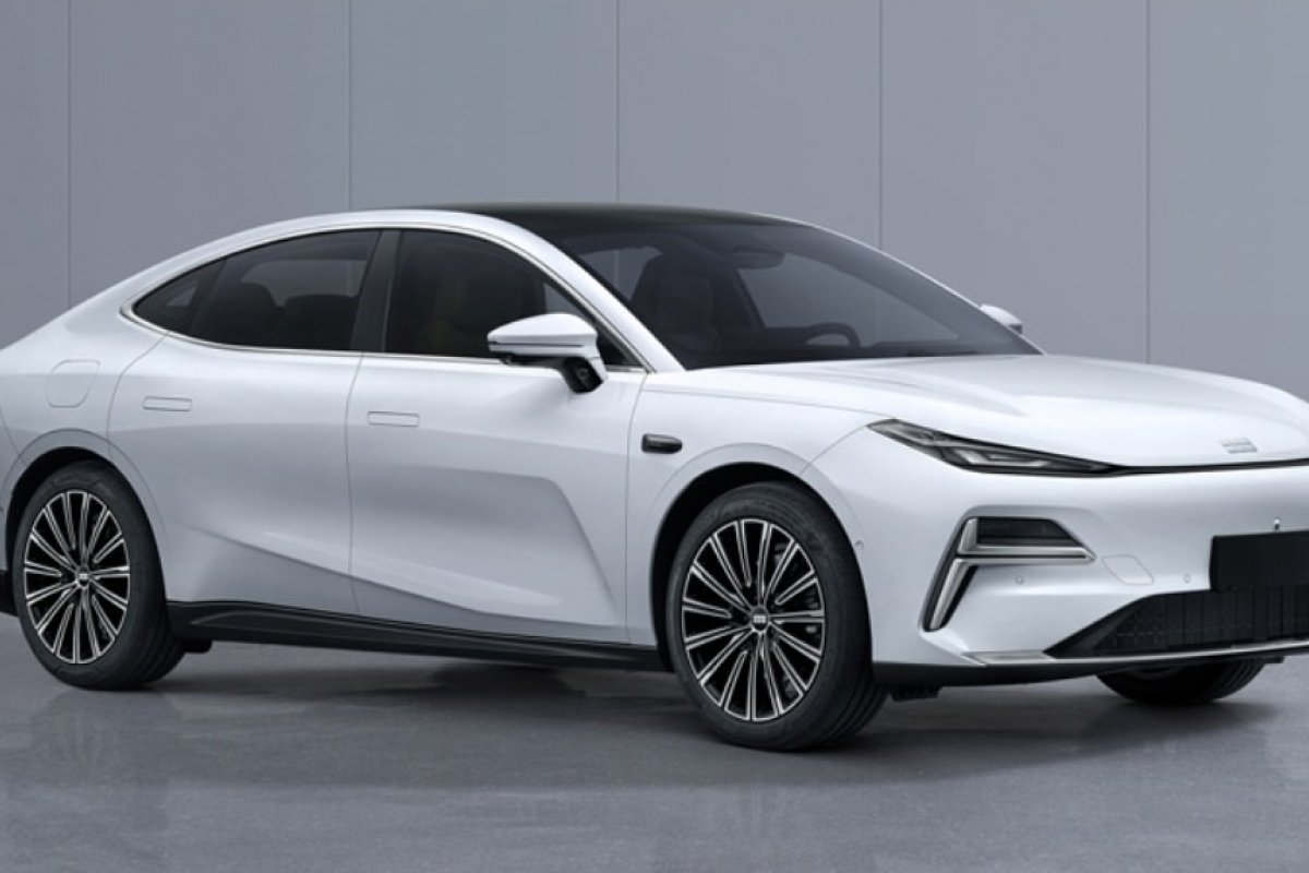 Geely registra sedã híbrido que pode chegar ao Brasil com nova fábrica