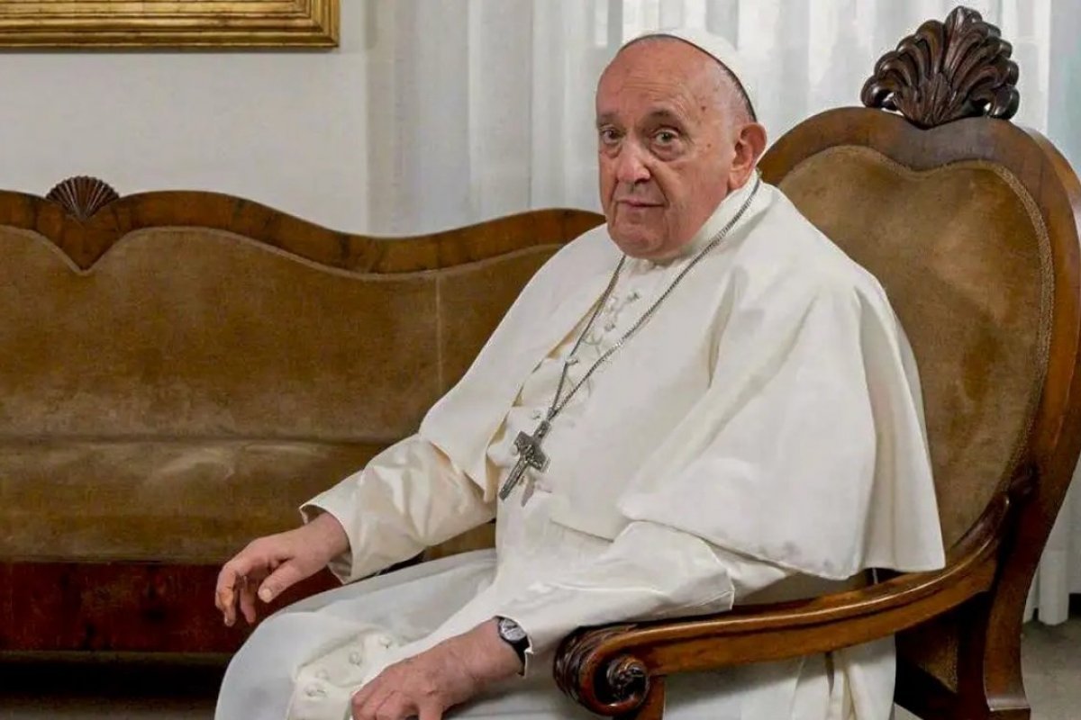 Papa Francisco está alerta e se alimentando, afirma Vaticano