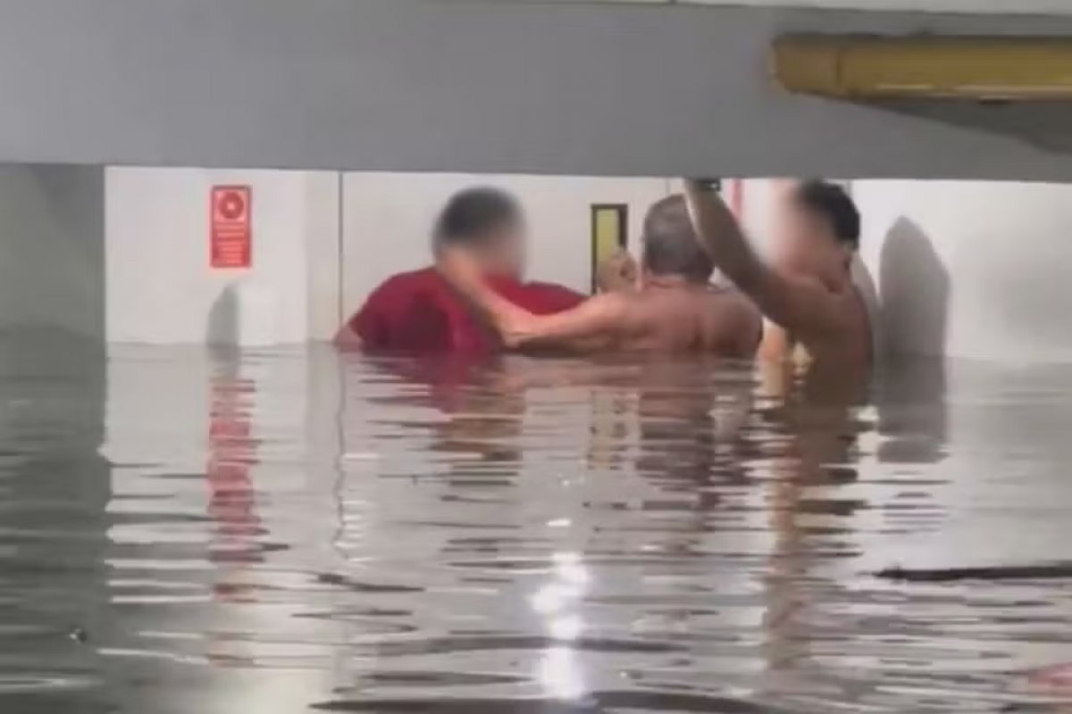 Mulher idosa fica presa em elevador no subsolo de edifício alagado no momento de tempestade em Santos