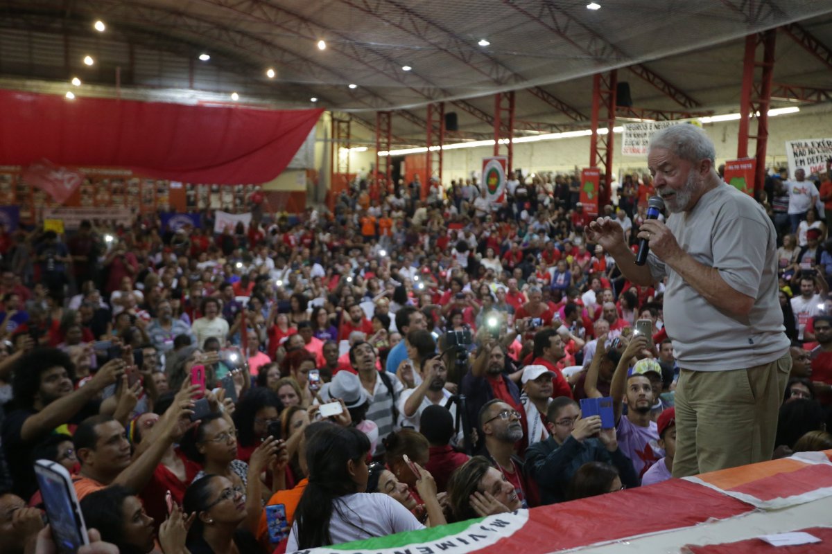 Com o intuito de reconquistar espaço, PT permite alianças com partidos 
