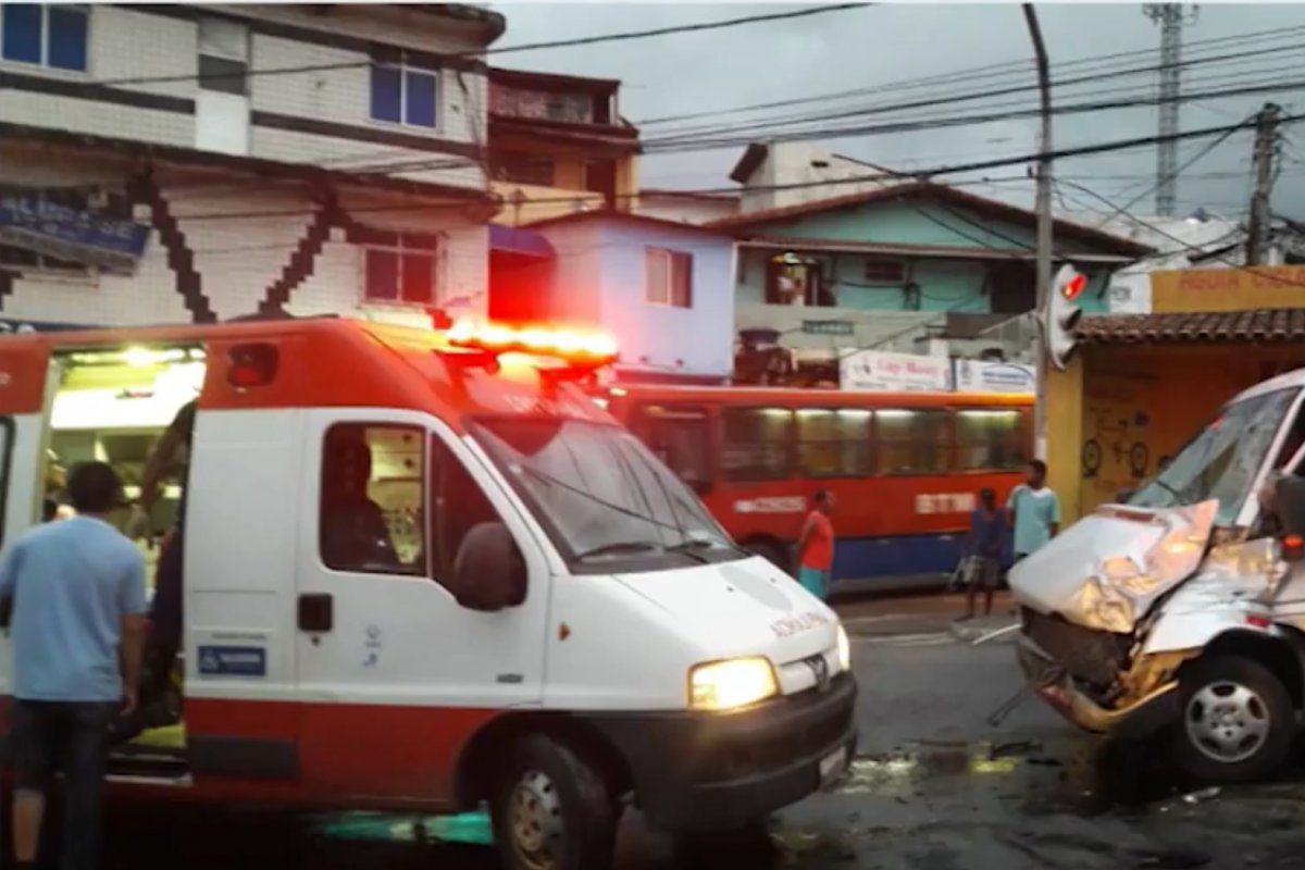 Colisão deixa oito pessoas feridas em Itapuã