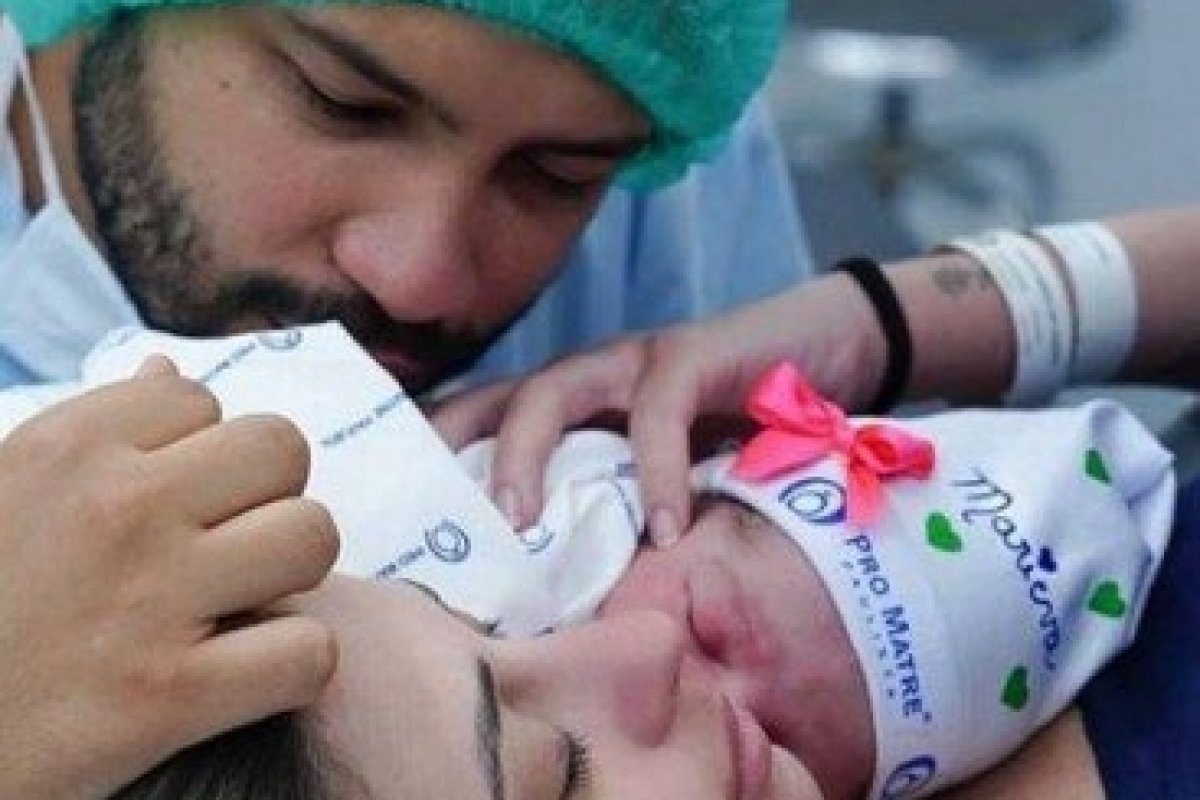 Projota apresenta sua primeira filha 