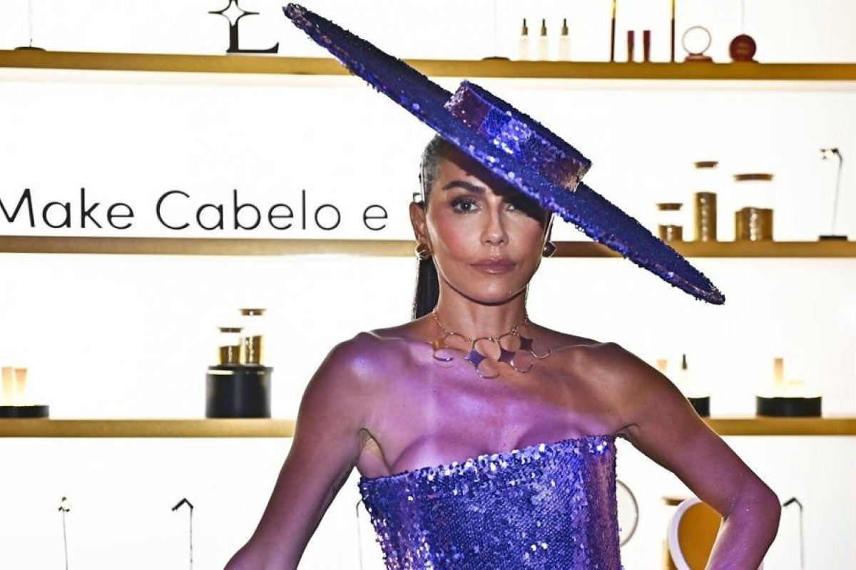  Após brilhar na Salgueiro, Deborah Secco surge deslumbrante com look ousado e repleto de paetês!