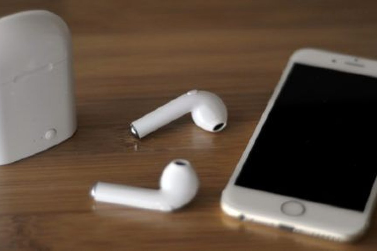 Fone que imita AirPods custa R$ 28 e faz sucesso no Brasil 