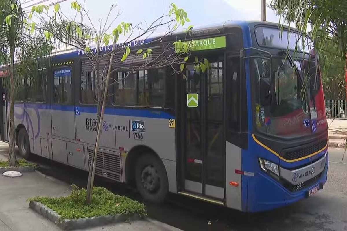 Ônibus com 70 passageiros é sequestrado na Avenida Brasil, no Rio