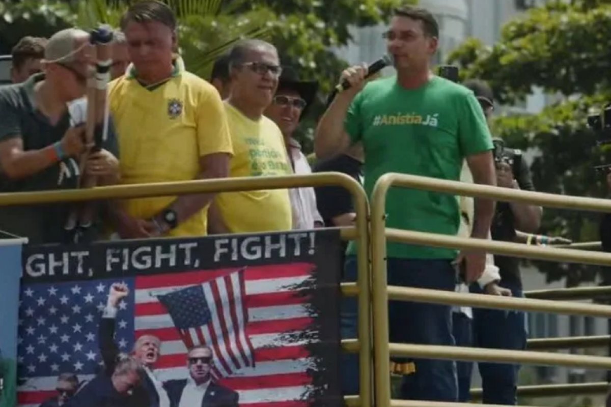 Vídeo: 'vamos derrotar o alexandrismo', diz Flávio Bolsonaro em ato no Rio de Janeiro