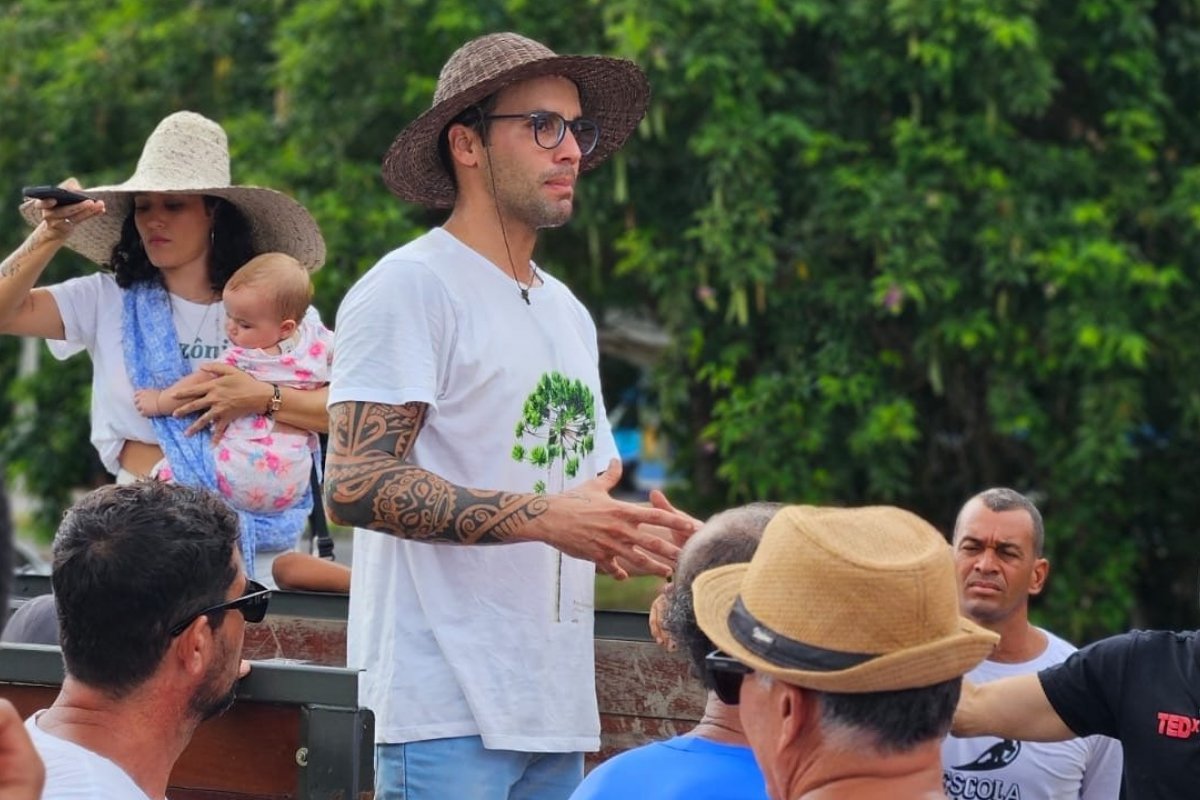 Daniel Cady se une a voluntários para plantar mais de 100 árvores na entrada de Praia do Forte!