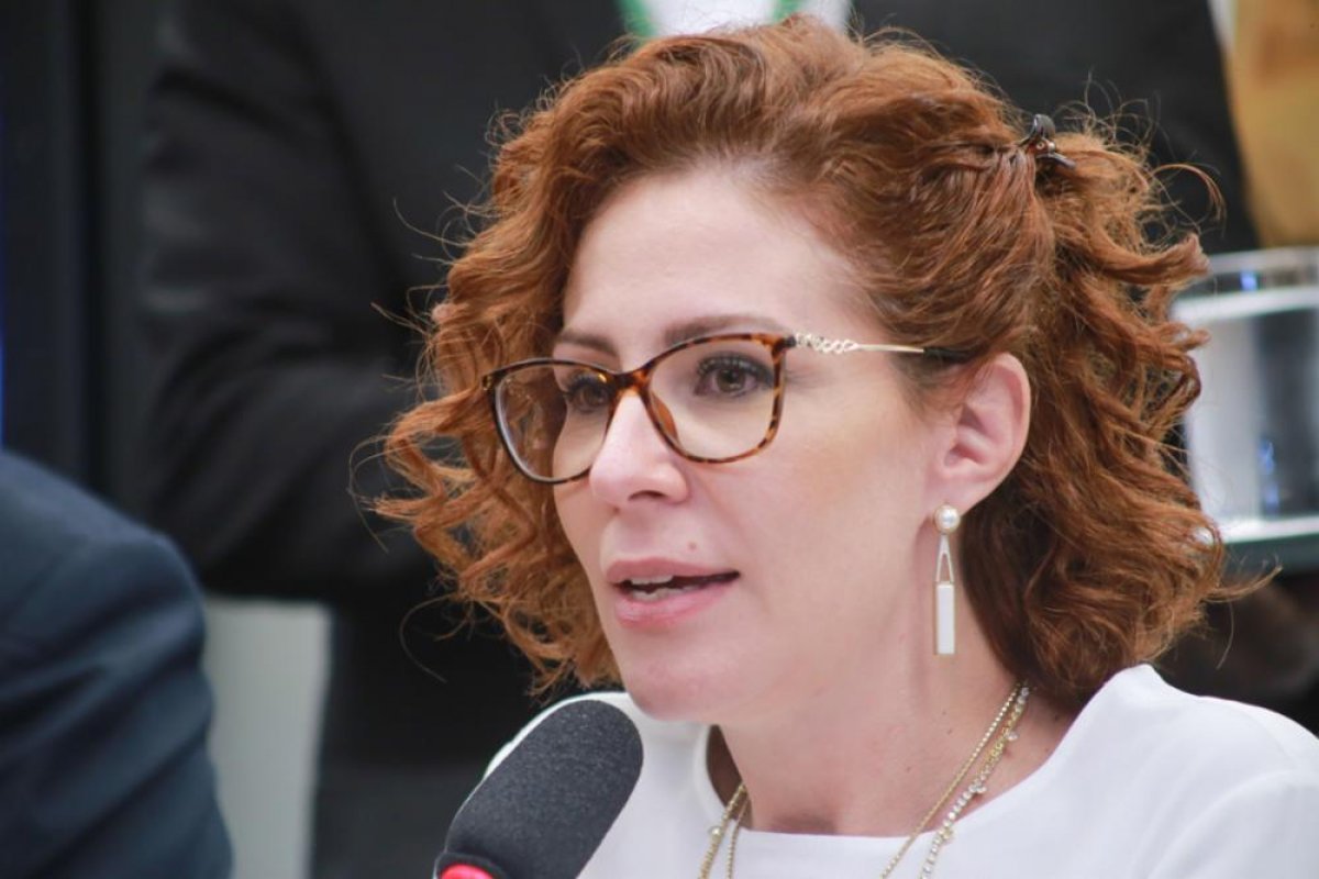 Nunes Marques pede vista e adia julgamento de Carla Zambelli