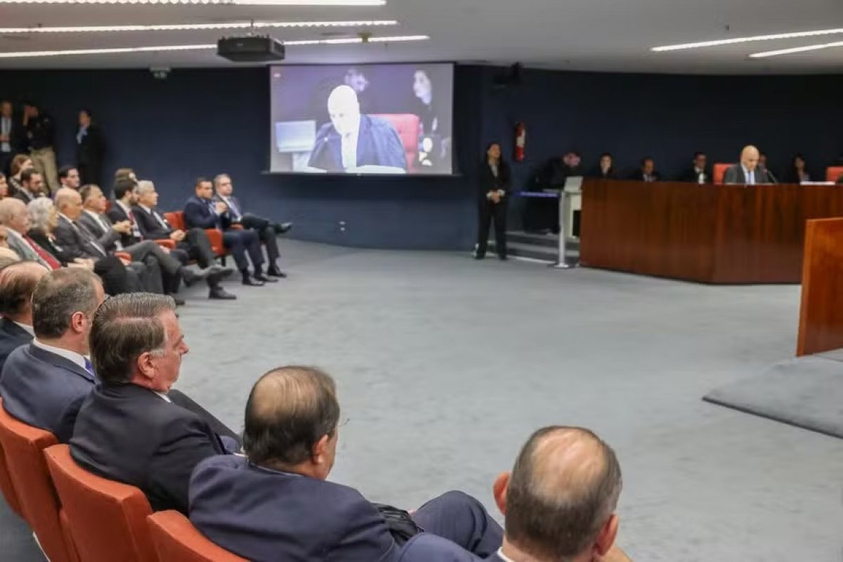 STF encerra sessão do julgamento contra Bolsonaro e aliados; ministros votam na quarta-feira (26)