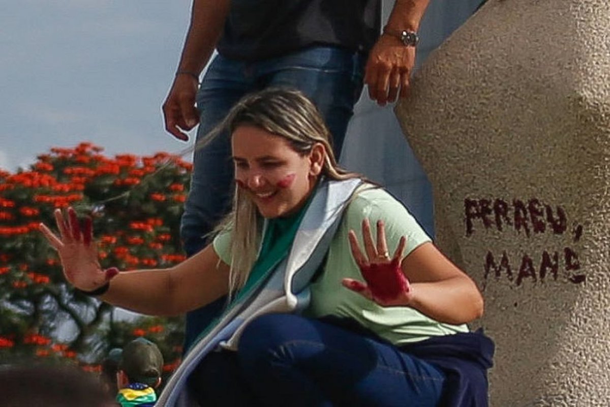 Vídeo: Moraes diz que ninguém foi ao 8 de janeiro para 'passar batonzinho na estátua'