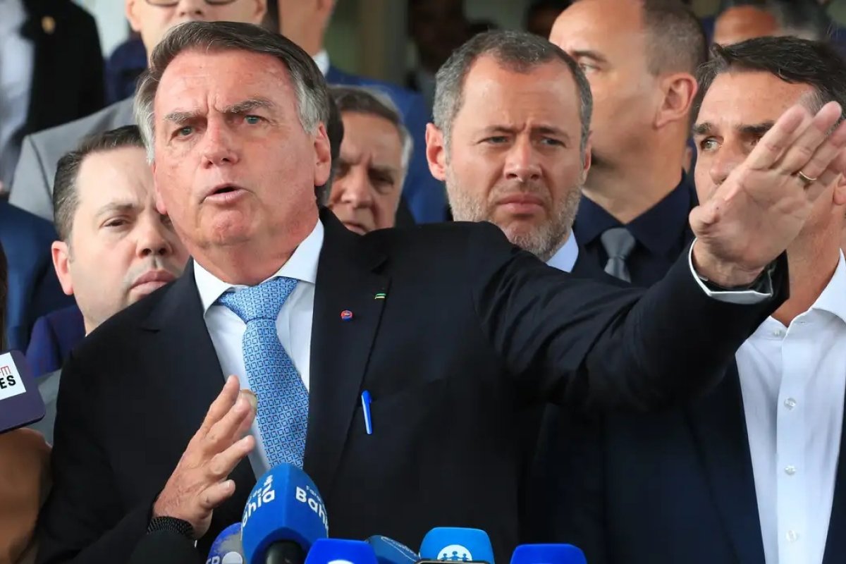 Bolsonaro vai as redes sociais comemorar prisão domiciliar à cabeleireira que pichou 'perdeu mané'