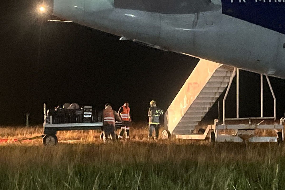 Vídeo: Avião tem dificuldade em pouso e para no gramado de Chapecó