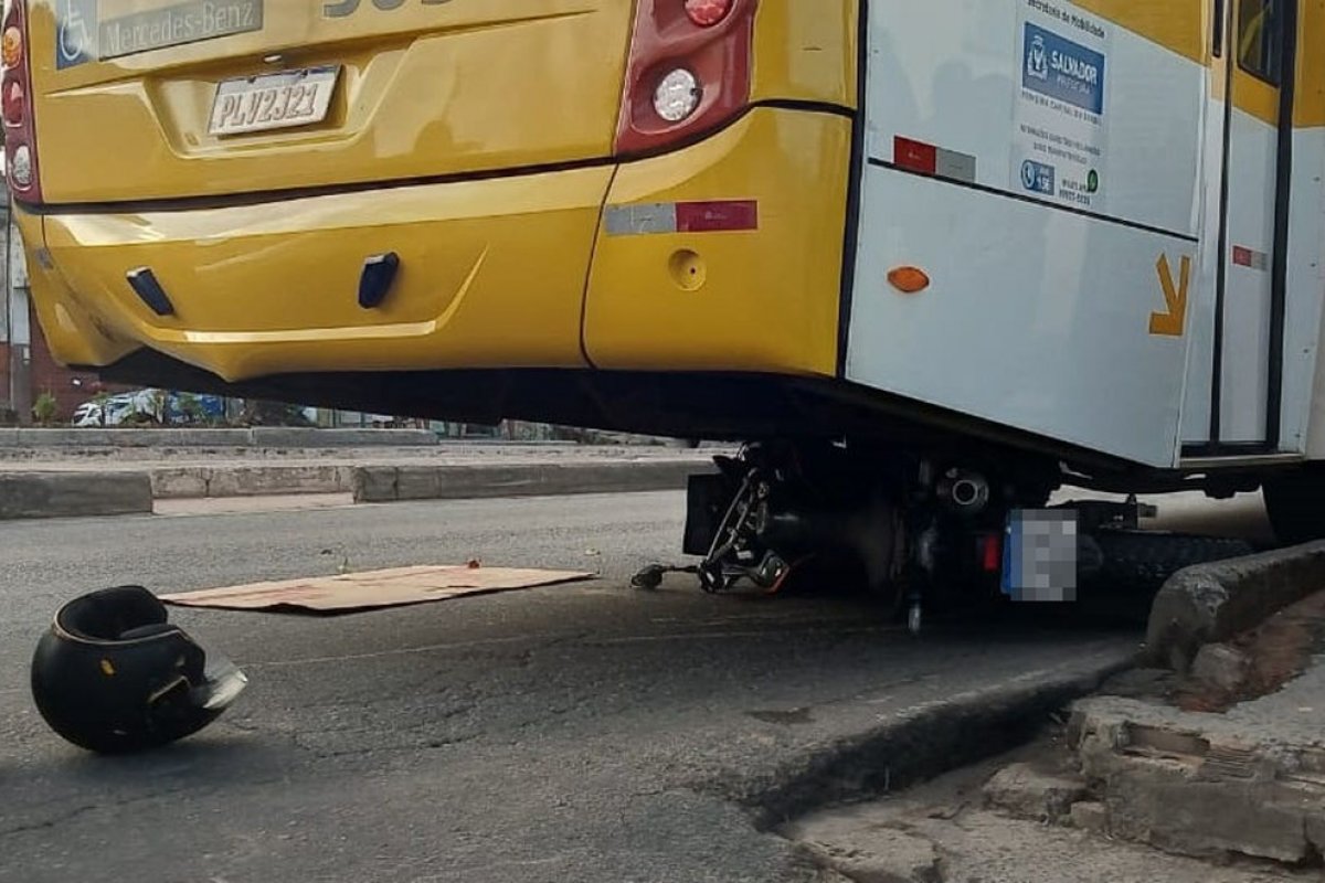 Acidente deixa motociclista ferido em avenida de Salvador