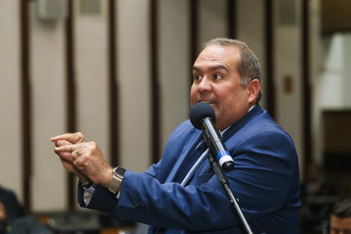 Sandro Régis critica aumento de ICMS para compras internacionais: ‘sanha incontrolável de arrecadação do PT’ 