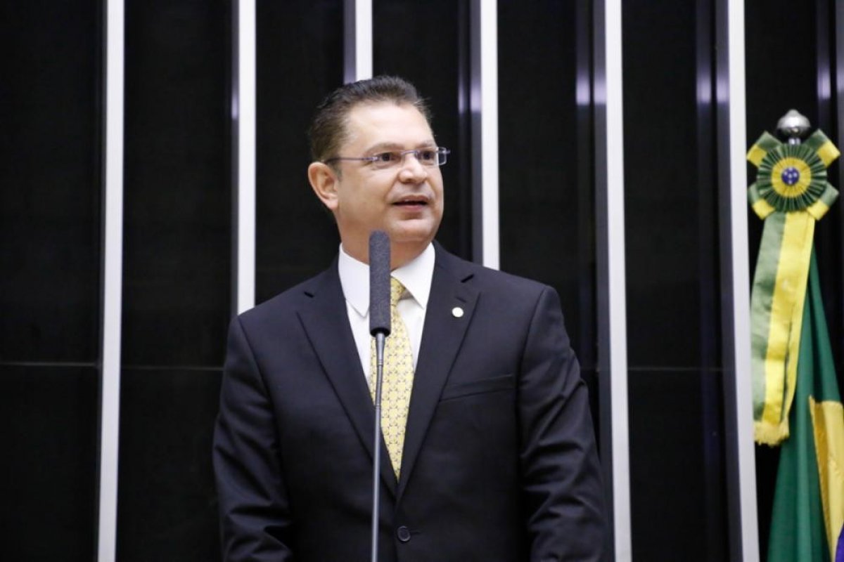 Veio falar da anistia me pedindo prazo até final do dia, diz Sóstenes Cavalcante sobre PL