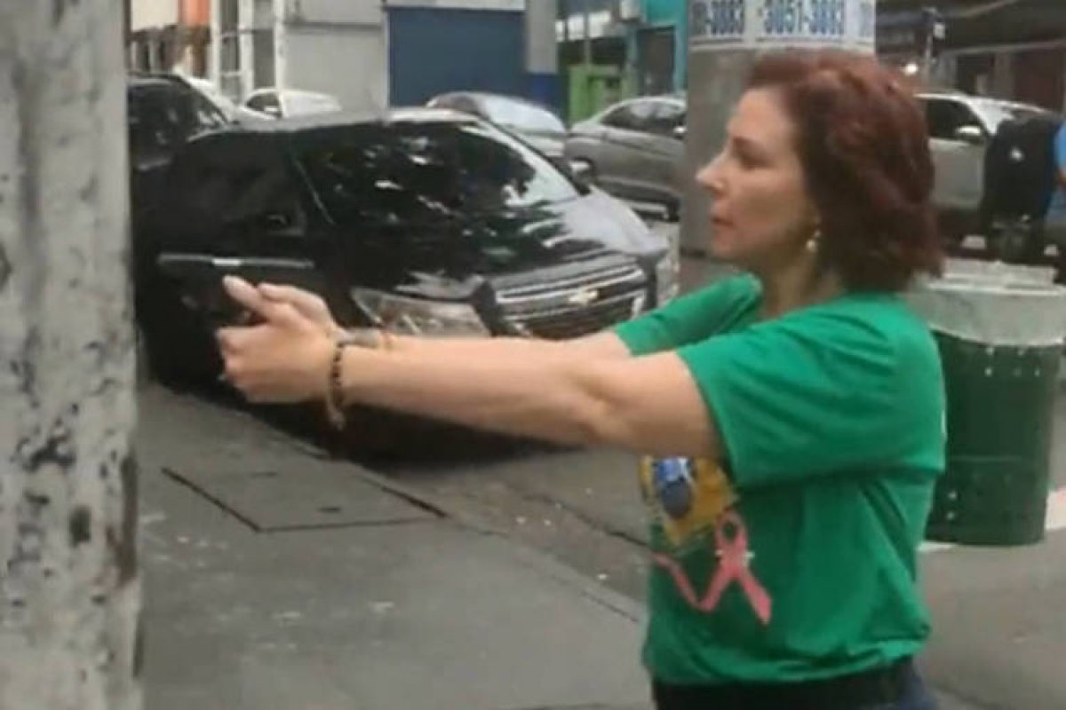 Advogada de perseguido com arma contesta Zambelli e diz que deputada tenta inverter narrativa