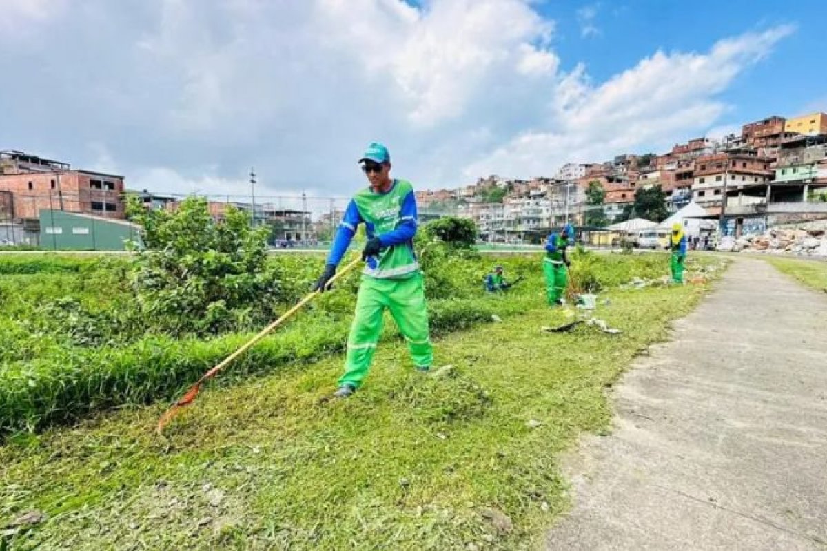 Ônibus com funcionários da Limpurb é alvo de assalto em avenida de Salvador 