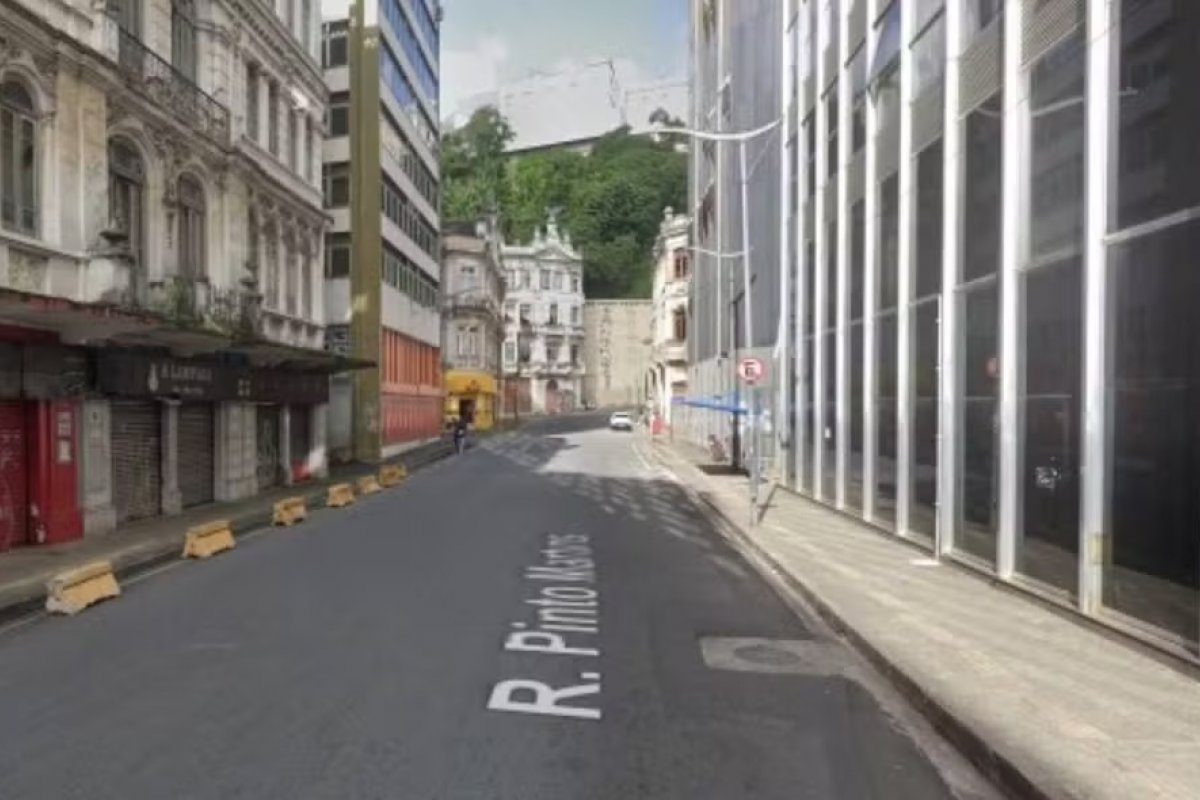 Imóvel tombado pelo Iphan corre risco desabamento e rua é interditada; confira mudanças no transporte 