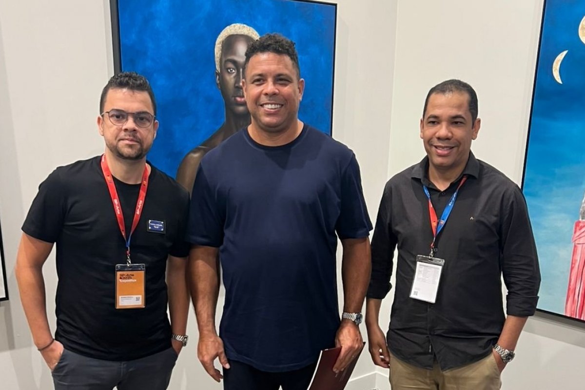 Ronaldo 'Fenômeno' compra obra de artista baiano na SP-Arte, em São Paulo! 