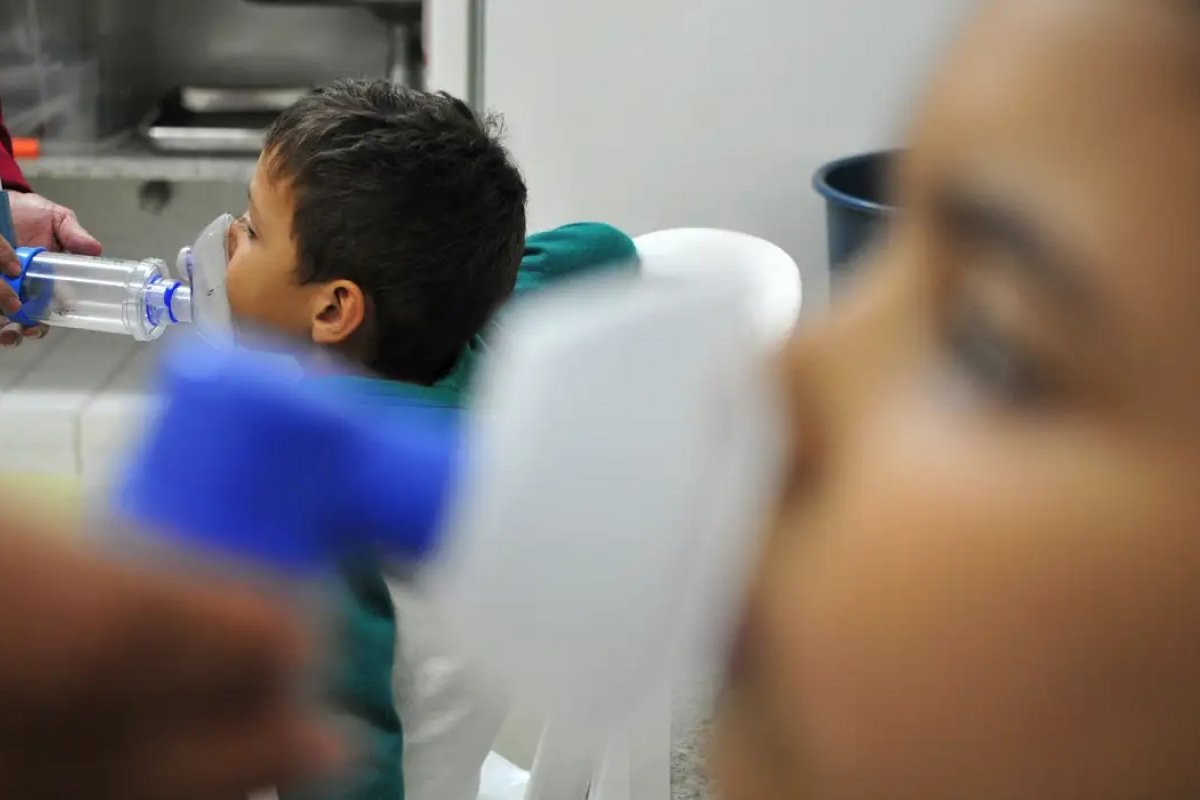 Casos de internação de crianças por síndrome respiratória grave aumentam no país, diz Fiocruz