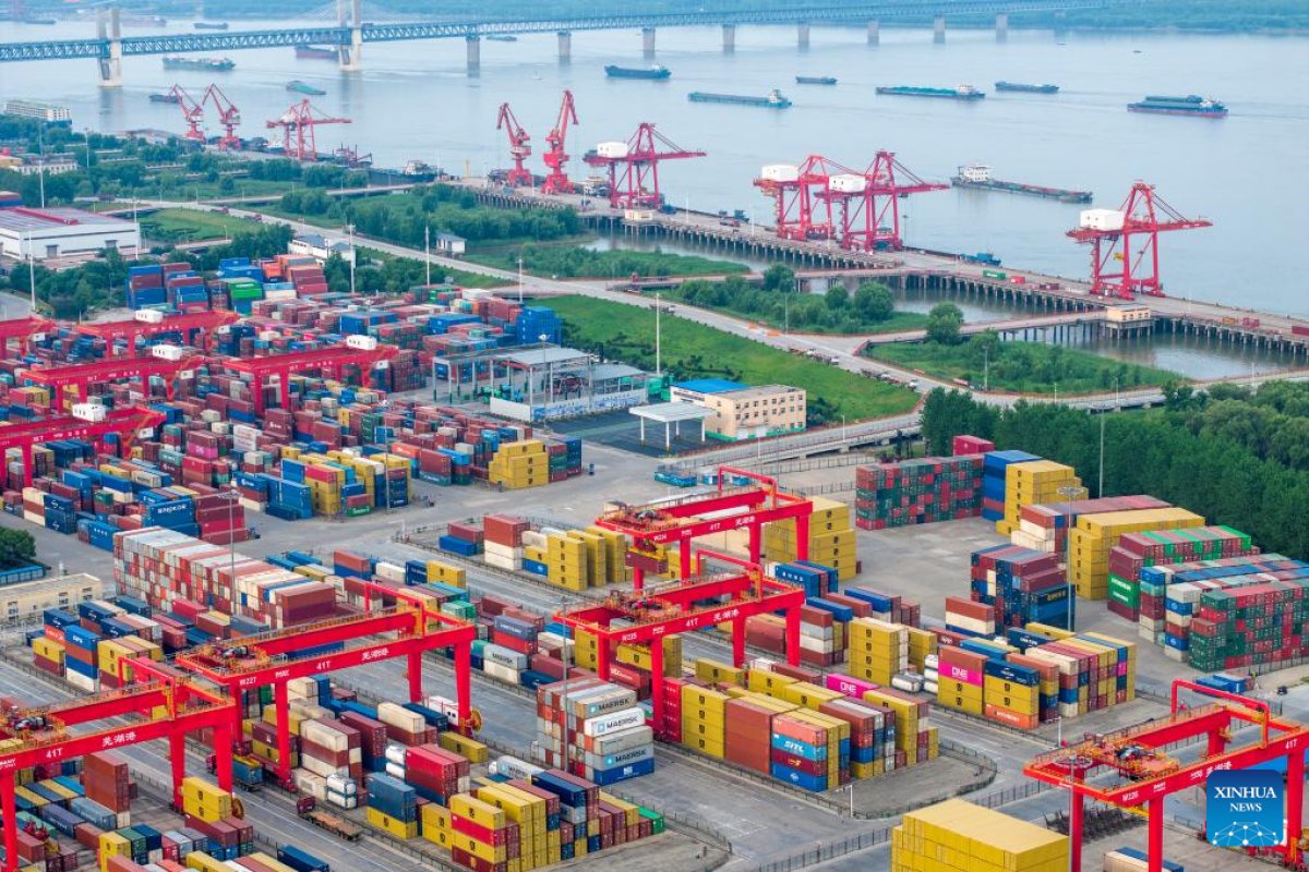 China anuncia tarifas retaliatórias de 34% sobre importações dos EUA em escalada da guerra comercial