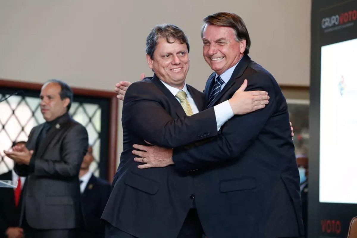 Aliados de Jair Bolsonaro definem desempenho de Tarcísio na Quaest como "fraco", diz colunista