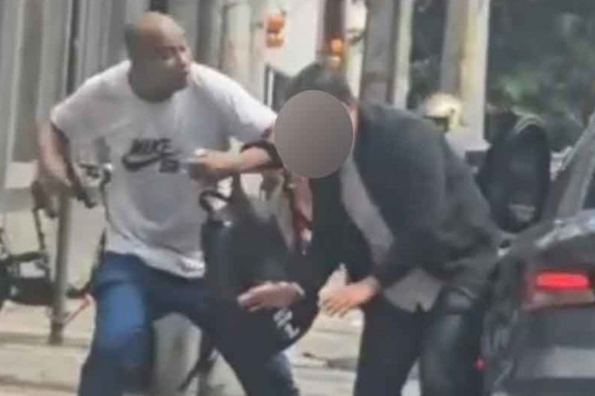 Vídeo: Policial federal finge se render, reage a assalto e mata ladrão no Rio de Janeiro