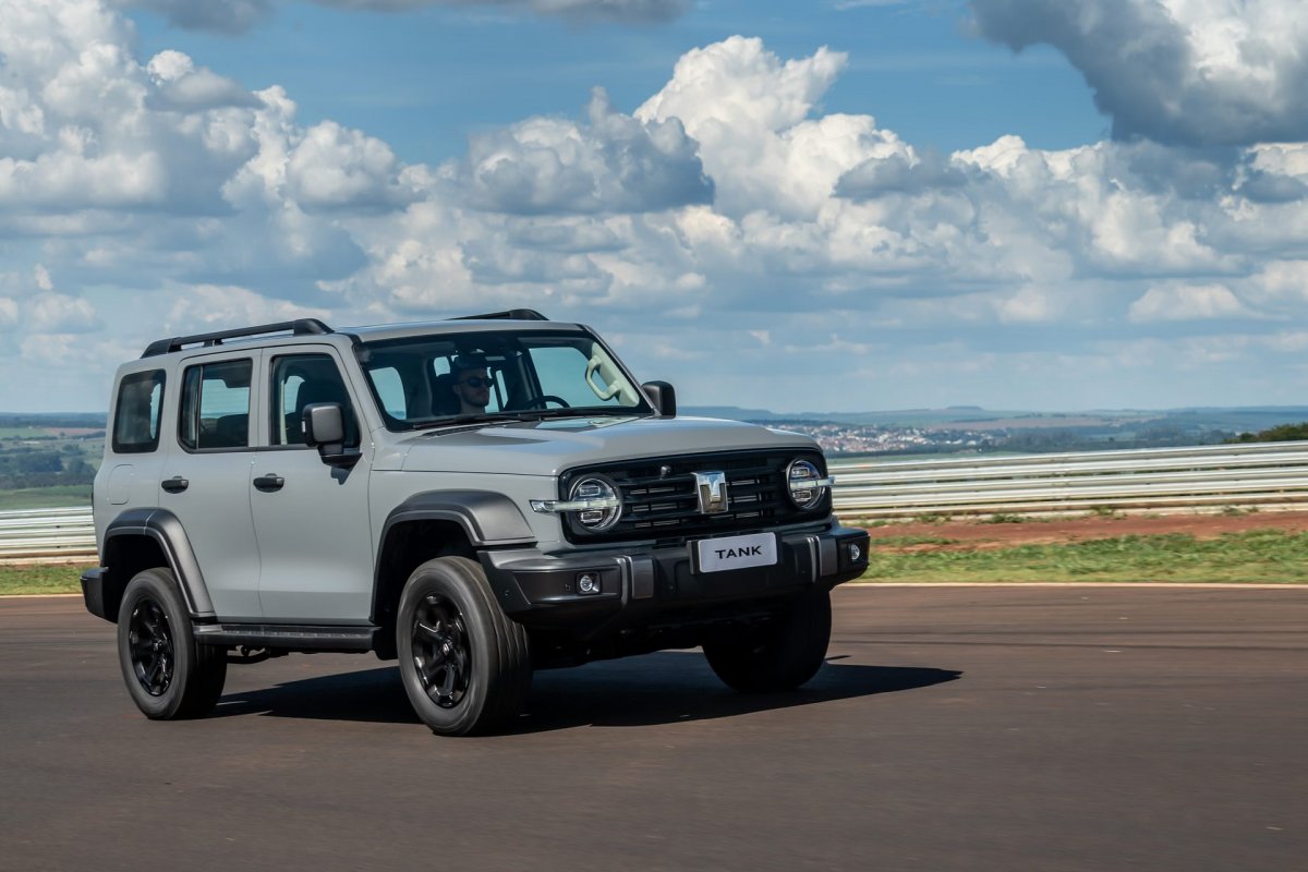 GWM lança Tank 300 com motor híbrido e habilidades 4x4