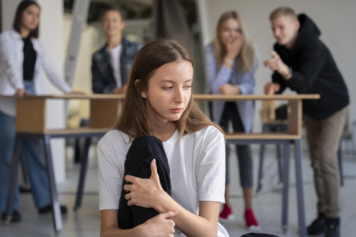 Série ‘Adolescência’ provoca discussão a respeito do bullying; saiba como escolas buscam combater essa prática!