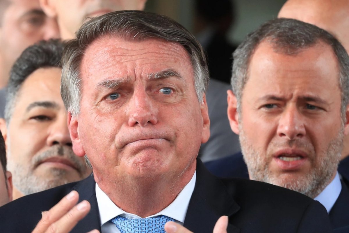 Pesquisa Datafolha: 67% dos eleitores brasileiros acreditam que Bolsonaro deve desistir da candidatura à presidência em 2026
