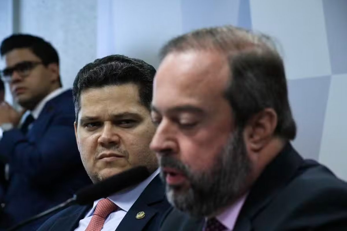 Atrito entre Alcolumbre e Silveira por cargos em agências preocupa governo 