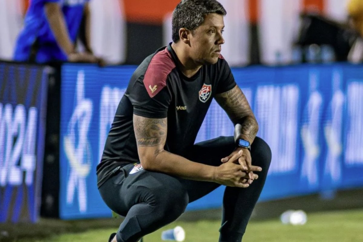 Motivo de expulsão de Carpini em jogo contra Flamengo é revelado por súmula da CBF; confira 