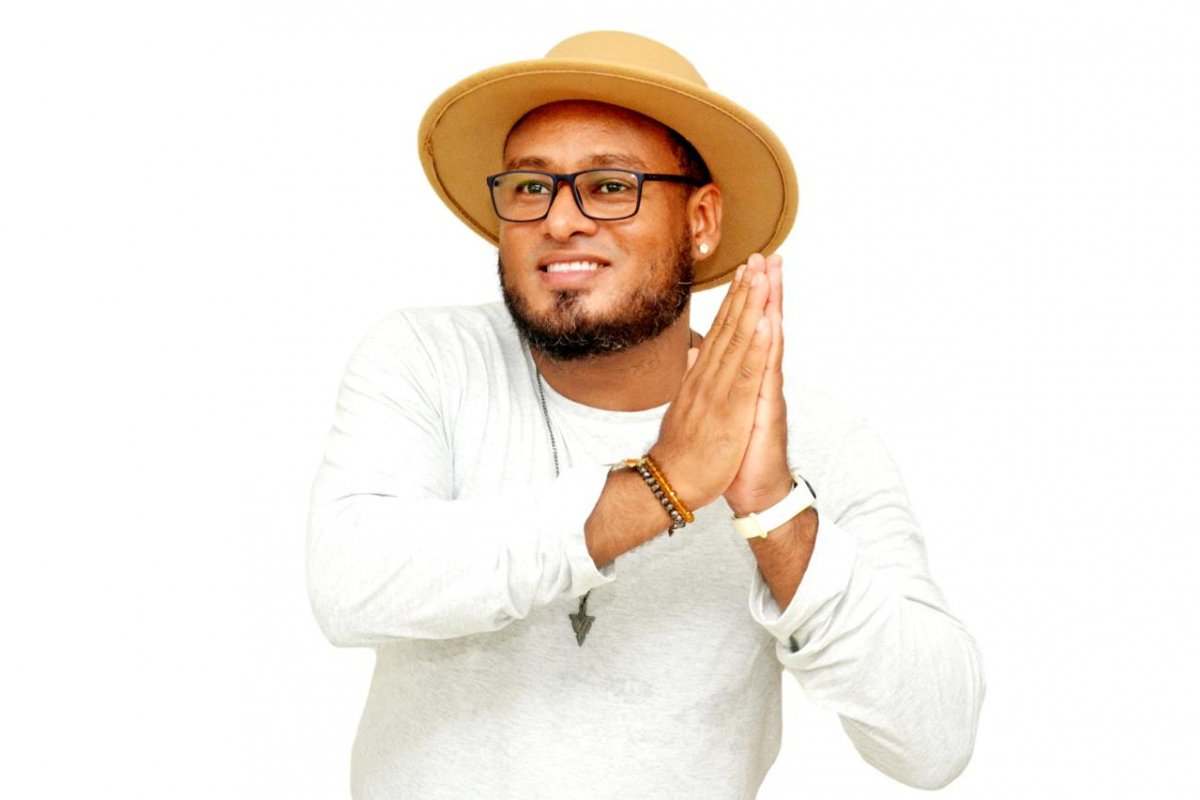 Cantor Emmerson Alves celebra 10 anos de música com show no Teatro Gamboa, no próximo dia 12 